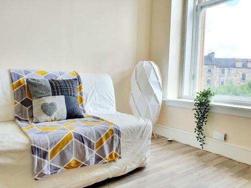 Gorgeous, Light & Airy Apartment in the Heart of the West End, Close to SEC and Hydro