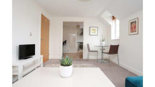 Pass the Keys Lovely Oxford 2 Bed Apartment with Free Parking and Garden