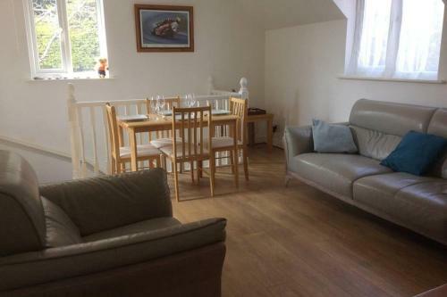 Lovely detached coach house in Torquay with free WiFi and parking