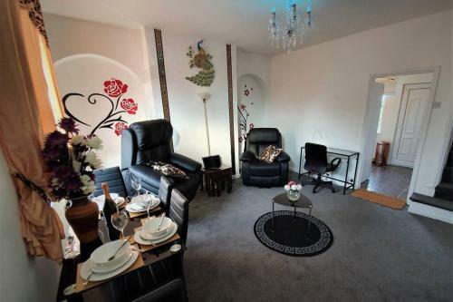 Comfortable well equipped 2 bed house Morley