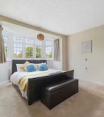 Lovely 5-Bed House in Maidstone