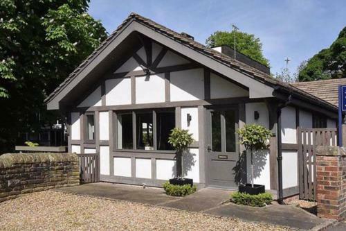 Exclusive riverside lodge in picturesque Prestbury