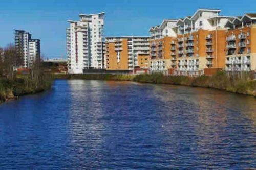 Cardiff Bay Waterfront Apartment W/ 2 Free Parking Spaces