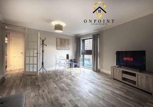 ✰OnPoint -Convenient 2 Bedroom Apt With Parking!✰