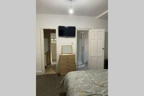 Ground Floor Large Studio Apartment; Off the Beach, Blackpool, Lancashire