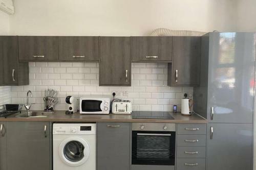 Modern Funky Cardiff Apartment with Free Parking!