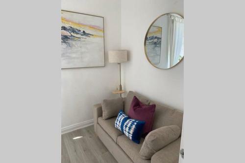 Modern Funky Cardiff Apartment with Free Parking!