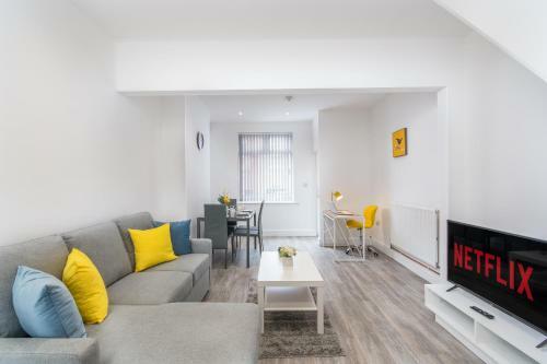 2 Bedroom House at Elite Relocations With Free Parking - Coventry, Coventry, Warwickshire