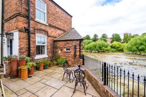 Elegant Riverside Cottage in the Heart of Chester, Chester, Cheshire