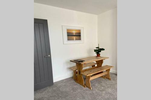 **Relax in Cornwall - Heritage Town, Modern Apt, Dog-Friendly**