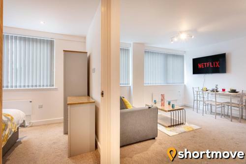 SHORTMOVE - Modern, Self contained 2 Bed, Parking, Central