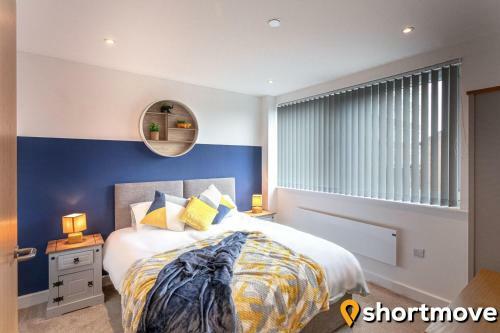 SHORTMOVE - Modern, Self contained 2 Bed, Parking, Central