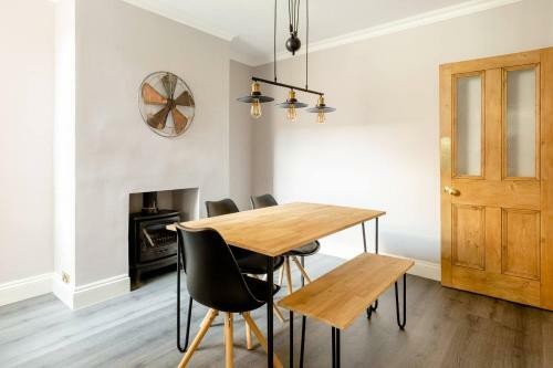 Notting Hoole - walking distance to Chester train station and the city centre, Chester, Cheshire