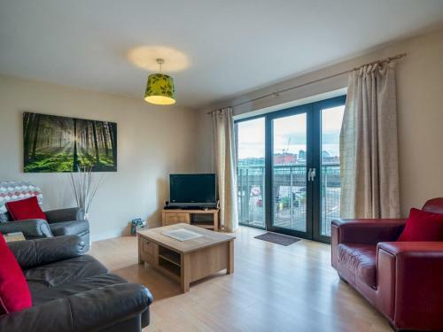 Pass the Keys Lovely 2 BR Apt in Perfect Location w Balcony, Belfast, Belfast City