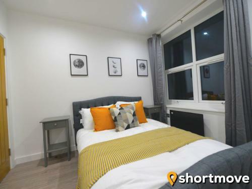 SHORTMOVE - One Bed, Sleeps 4, Parking, Kitchen, Wifi