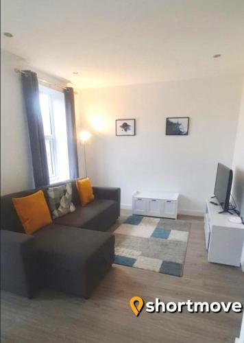 SHORTMOVE - One Bed, Sleeps 4, Parking, Kitchen, Wifi