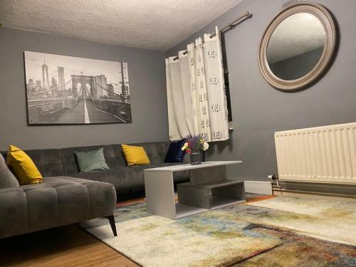 Impeccable 2 bed flat in Ashford near Ashford Int