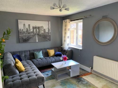 Impeccable 2 bed flat in Ashford near Ashford Int