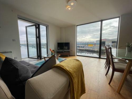 River Clyde View Apartment with Terrace & Parking, Glasgow, South Lanarkshire