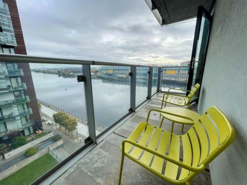 River Clyde View Apartment with Terrace & Parking