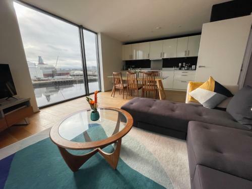 River Clyde View Apartment with Terrace & Parking