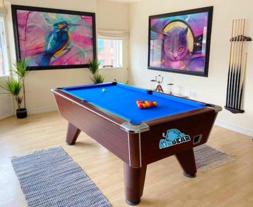 Urban Couples Retreat Apart- Pool Table & Balcony